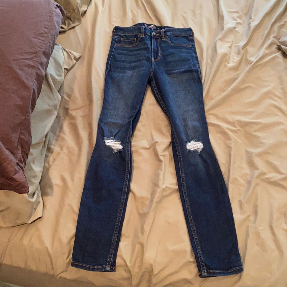 Hollister distressed skinny jeans. Size 00S. EUC